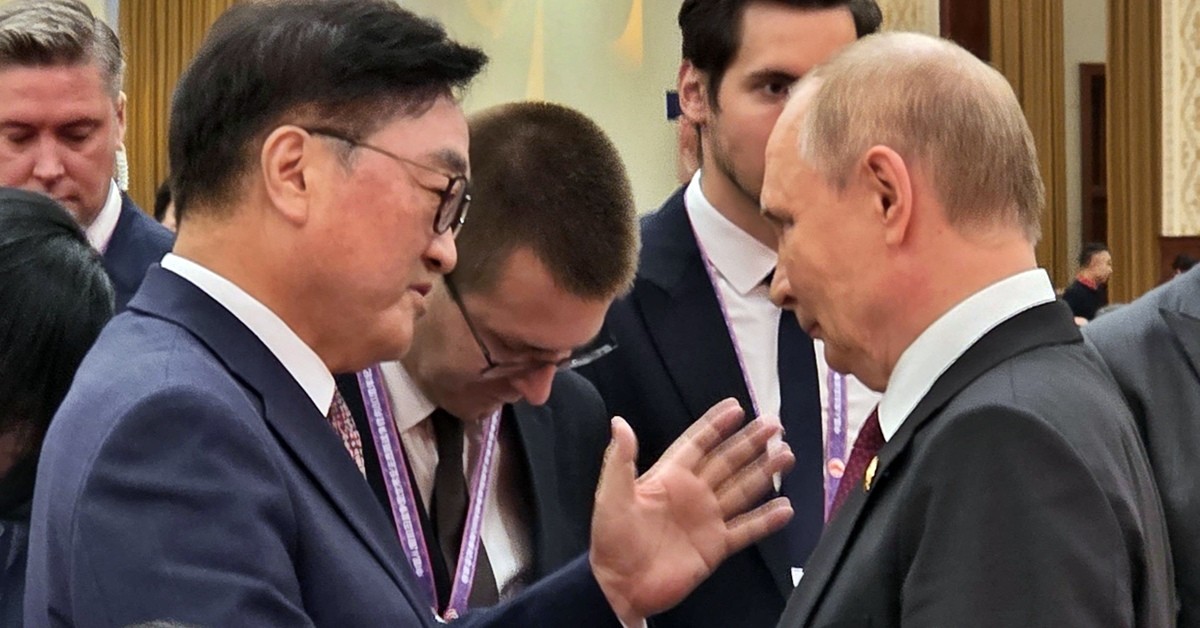 우원식 국회의장이 지난해 9월 3일 중국 베이징에서 열린 전승절 80주년 기념식 리셉션에서 블라디미르 푸틴 러시아 대통령과 대화하고 있다. / 국회의장실, 뉴스1