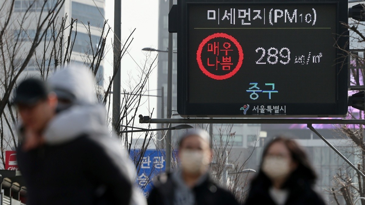 22일 오후 서울 중구 시청역 앞에 설치된 전광판에 대기질 농도가 표시되고 있다. / 뉴스1