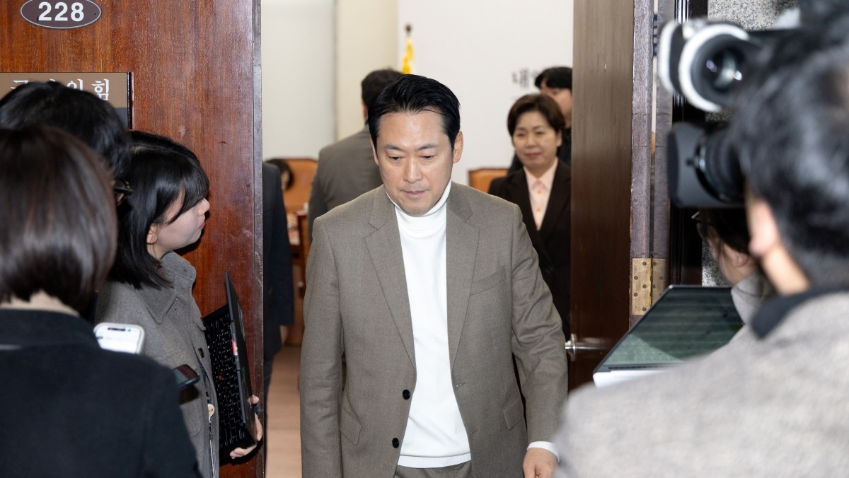 장동혁 국민의힘 대표가 22일 서울 여의도 국회에서 열린 비공개 최고위원회의를 마치고 회의장을 나서고 있다.  / 뉴스1