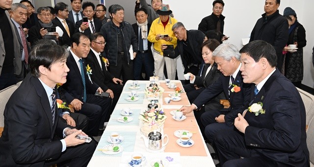 조국 조국혁신당 대표(왼쪽)가 직접 참석해 정절원 담양군수에게 힘을 실어주며 눈길을 끌었다.