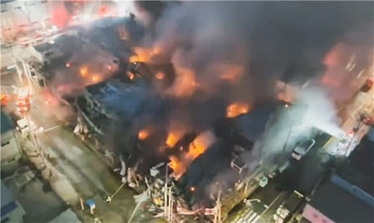 부산 화재 현장 모습. 부산 강서구 송정동에 있는 자동차 부품 생산 공장에서 발생한 화재가 12시간여 만에 진화된 것으로 전해졌다. 22일 오후 1시 59분 공장 내부에서 발생한 화재가 23일 오전 2시 25분 진화됐다고 부산소방재난본부가 밝혔다. / 부산소방재난본부 제공-연합뉴스