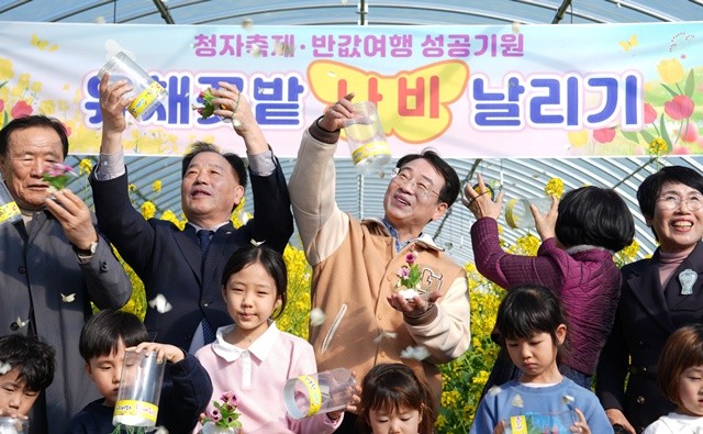 제54회 강진청자축제가 지난 21일 강진군 대구면 고려청자박물관 일원에서 열린 가운데 참석한 주요 인사들과 어린이들이 유채꽃밭에서 나비를 날리고 있다.