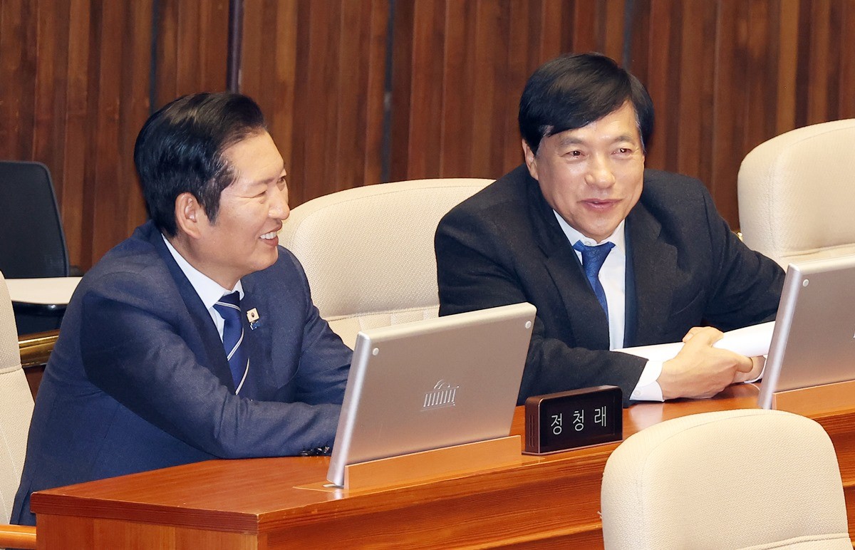 더불어민주당 정청래 대표와 이성윤 최고위원 자료 사진. 이재명 대통령의 팬카페인 '재명이네 마을'이 정청래 대표와 이성윤 최고위원을 강제 퇴출한 것으로 전해졌다. 카페 공식 매니저는 지난 22일 공지를 내고 정청래 대표와 이성윤 최고위원에 대한 강제 탈퇴 여부 투표에서 총 1231표 가운데 찬성 81.3%(1001표), 반대 18.7%(230표)가 나와 두 사람을 강제 탈퇴 조치한다고 밝혔다. / 연합뉴스