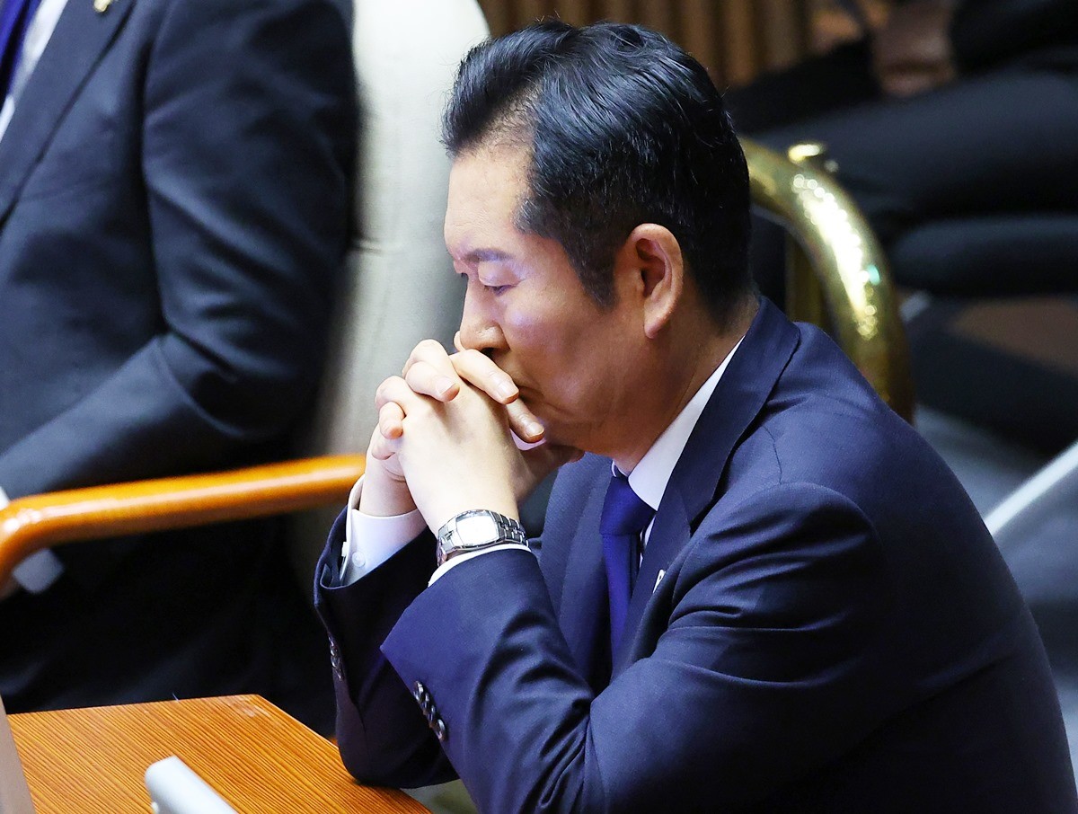 더불어민주당 정청래 대표 자료 사진. 이재명 대통령의 팬카페인 '재명이네 마을'이 정청래 대표와 이성윤 최고위원을 강제 퇴출한 것으로 전해졌다. 카페 공식 매니저는 지난 22일 공지를 내고 정청래 대표와 이성윤 최고위원에 대한 강제 탈퇴 여부 투표에서 총 1231표 가운데 찬성 81.3%(1001표), 반대 18.7%(230표)가 나와 두 사람을 강제 탈퇴 조치한다고 밝혔다. / 연합뉴스