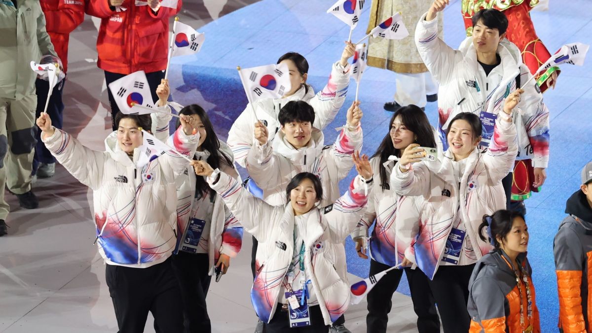 22일(현지시간) 이탈리아 베로나 아레나에서 열린 2026 밀라노-코르티나담페초 동계올림픽 폐회식에서 대한민국 대표팀이 입장하고 있다.  / 연합뉴스
