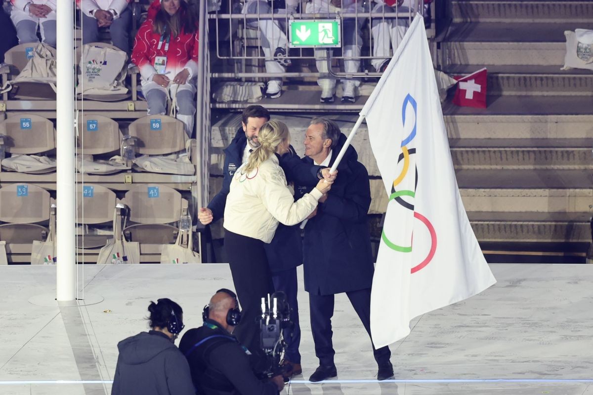 커스티 코번트리 국제올림픽위원회(IOC) 위원장이 22일(현지시간) 이탈리아 베로나 아레나에서 열린 2026 밀라노 코르티나담페초 동계올림픽 폐회식에서 2030년 동계 올림픽이 열리는 프랑스 대표자들에게 오륜기를 전달하고 있다. / 연합뉴스
