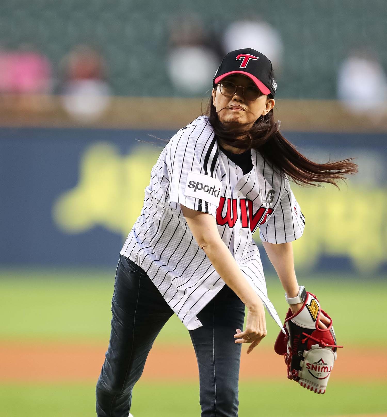 김은희 작가가 2023년 9월 1일 서울 송파구 잠실야구장에서 열린 프로야구 '2023 신한 SOL KBO리그' 한화 이글스와 LG 트윈스의 경기에 앞서 시구를 하고 있다. / 뉴스1