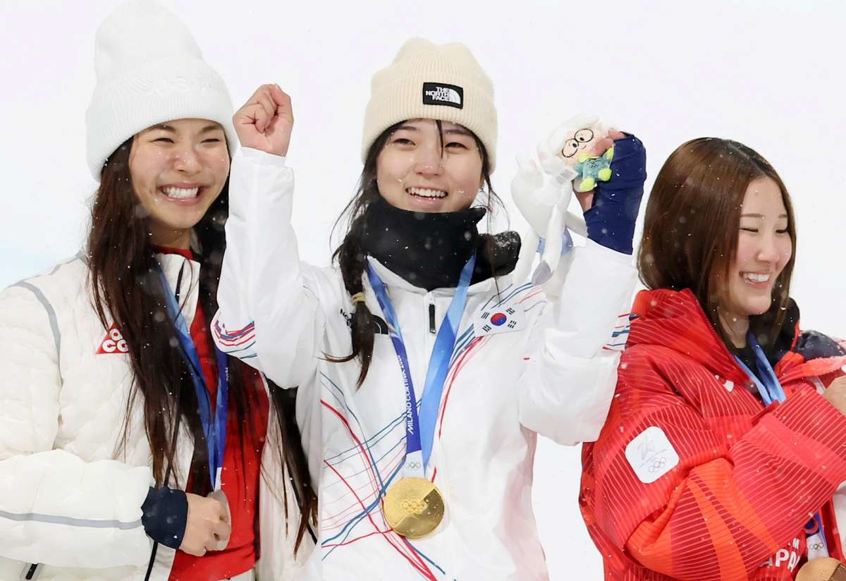 2026 밀라노·코르티나담페초 동계 올림픽 스키 스노보드 여자 하프파이프 시상식에서 금메달 최가온(대한민국), 은메달 클로이 김(미국), 동메달 요노 미츠키(일본)가 포즈를 취하고 있는 모습. / 뉴스1