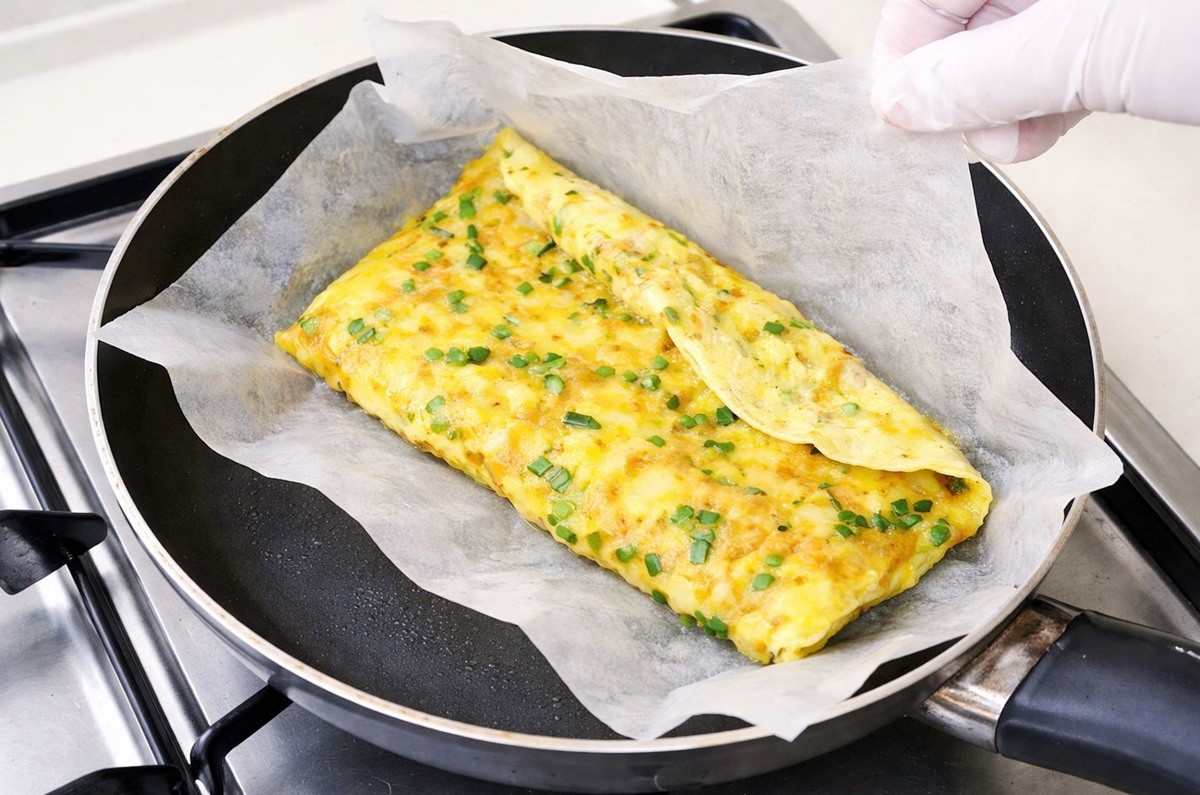 종이호일을 이용해 계란말이를 만드는 모습. 기사 이해를 돕기 위해 AI를 활용해 제작한 자료 사진입니다. 실제 모습과 다소 차이가 있을 수 있습니다.