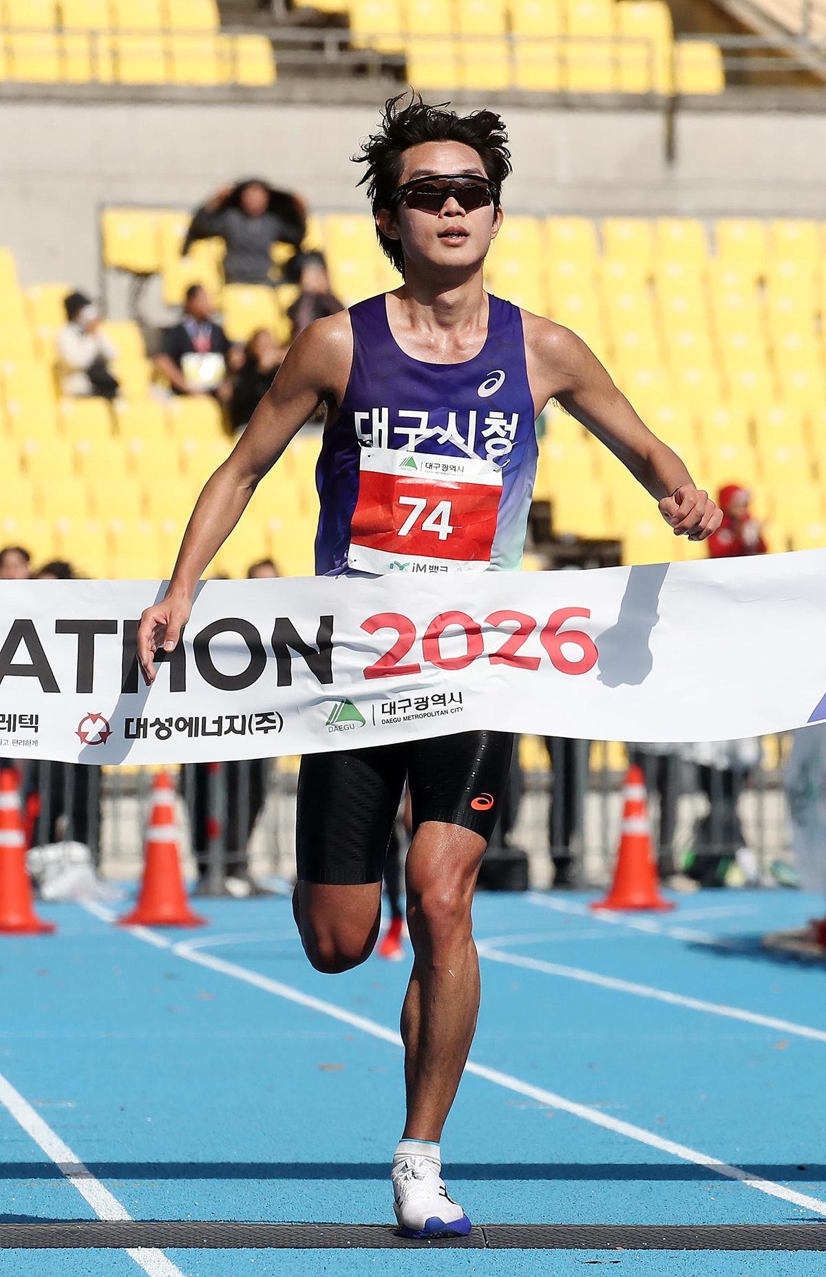 이동진(대구시청)이 2시간 20분 43초의 남자부 국내 1위 기록으로 결승선에 들어오고 있다. / 뉴스1