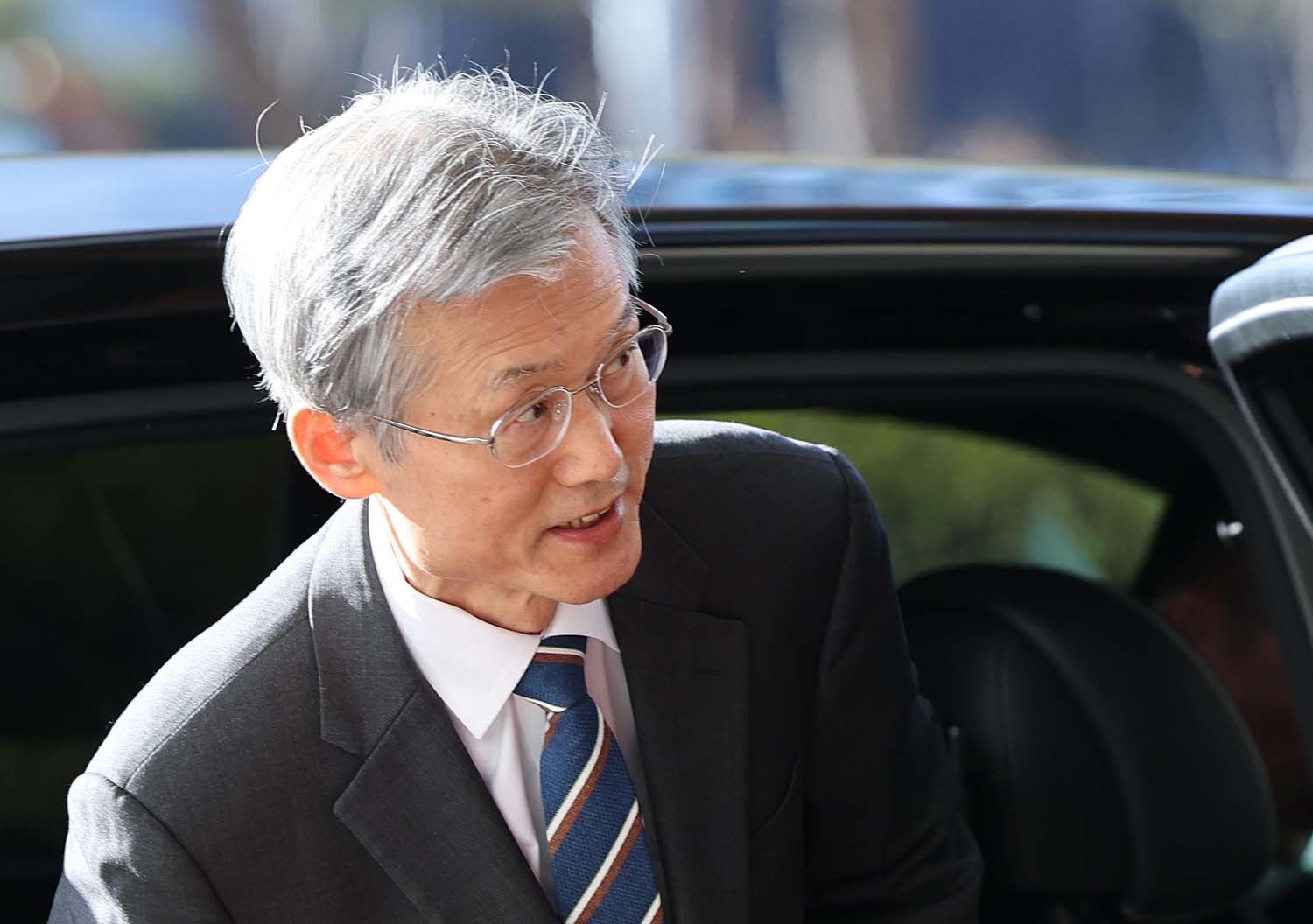 조희대 대법원장이 내란전담재판부가 본격 가동을 시작한 23일 오전 서울 서초구 대법원으로 출근하고 있다. 서울고법 내란전담재판부는 윤석열 전 대통령의 체포영장 집행 방해 사건 2심과 윤 전 대통령과 한덕수 전 국무총리, 이상민 전 행정안전부 장관의 내란 혐의 사건 2심을 심리할 예정이다. / 뉴스1