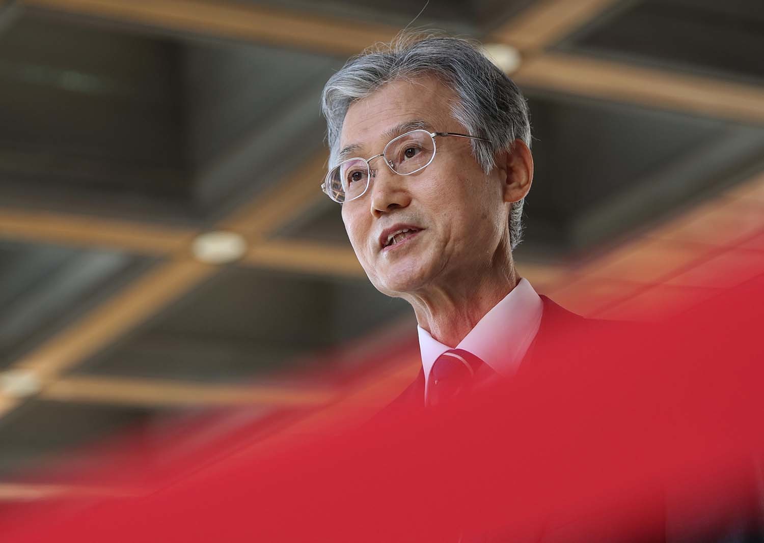 조희대 대법원장이 23일 오전 서울 서초구 대법원으로 출근하며 더불어민주당이 추진 중인 사법개혁 3법과 관련한 질문에 답하고 있다. / 뉴스1