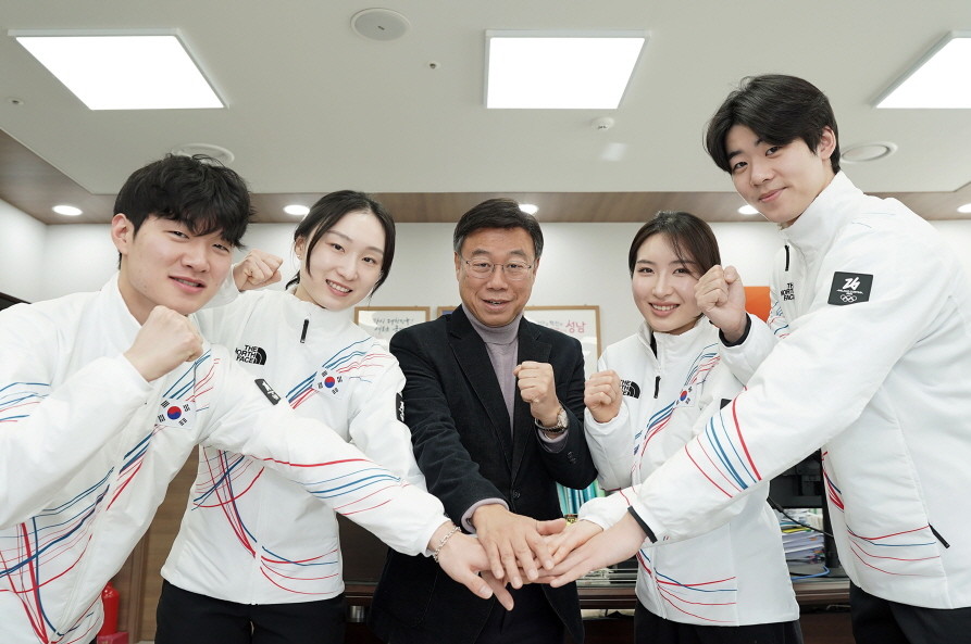 이정민-최민정-신상진 성남시장-김길리-이준서 선수(왼쪽부터)가 ‘이탈리아 밀라노 동계올림픽 출전을 앞두고 ‘파이팅’을 외치고 있다. / 성남시