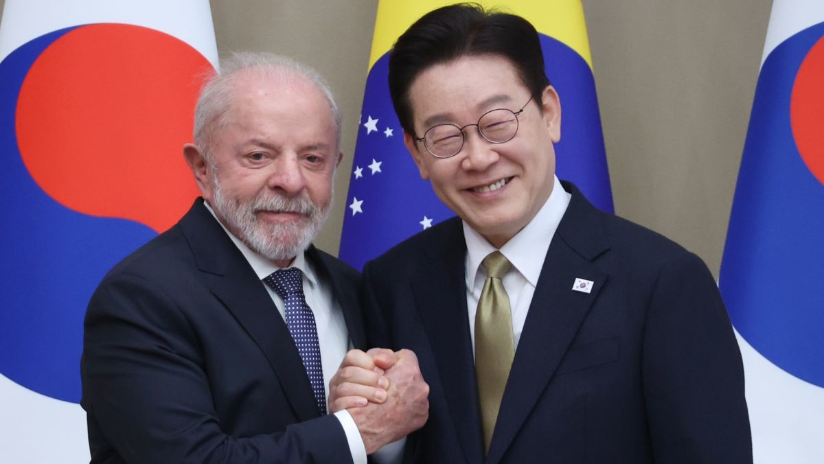 이재명 대통령과 루이스 이나시우 룰라 다시우바 브라질 대통령이 23일 청와대에서 열린 확대 정상회담에서 기념촬영을 하고 있다. / 연합뉴스