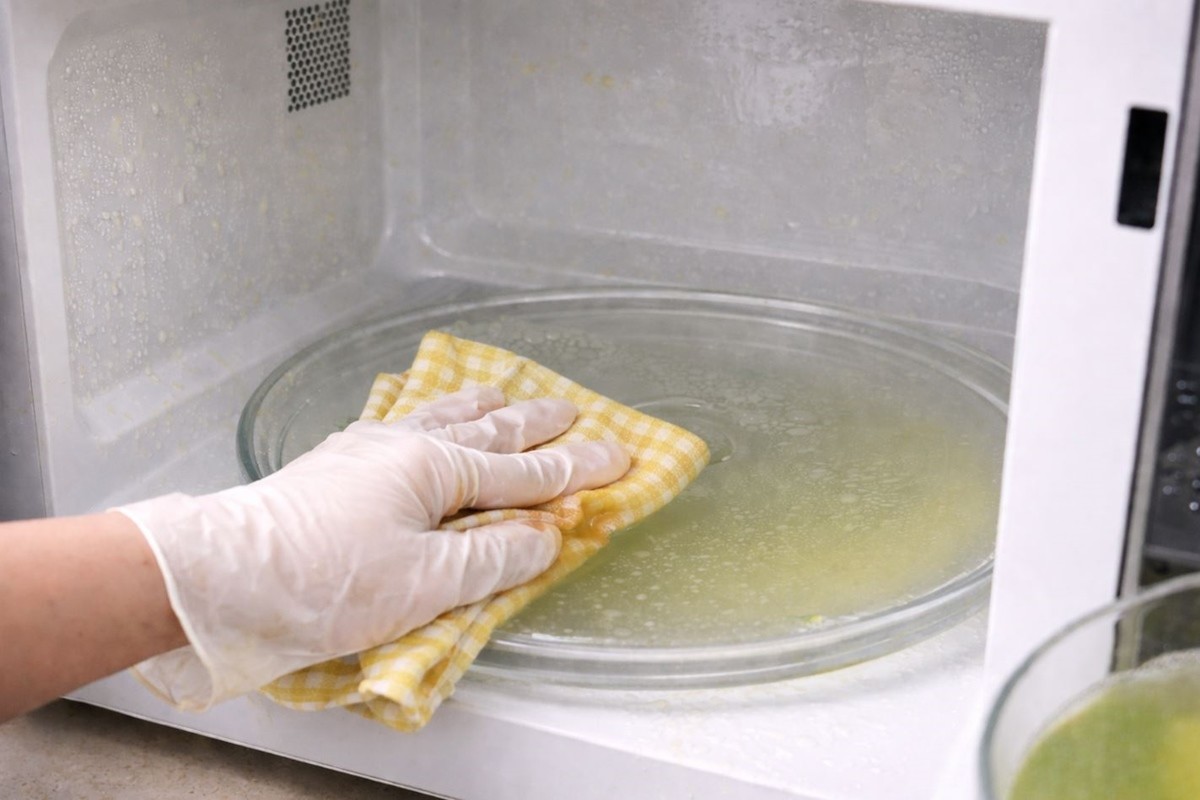 시금치 데친 물을 행주에 묻혀 전자레인지를 세척하는 모습. 기사 이해를 돕기 위해 AI를 활용해 제작한 자료 사진입니다. 실제 모습과 다소 차이가 있을 수 있습니다.