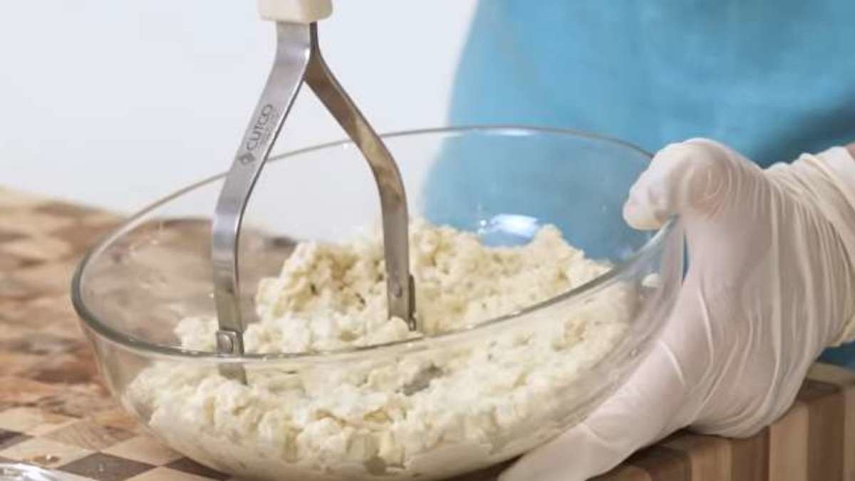 두부 으깨기. / 유튜브 '김소형채널H'