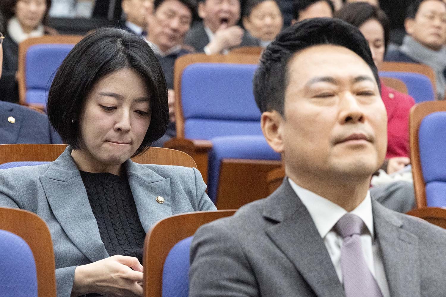 배현진 국민의힘 의원이 23일 서울 여의도 국회에서 열린 의원총회에 참석해 있다. 배 의원 앞에 있는 남성이 장동혁 대표다. / 뉴스1