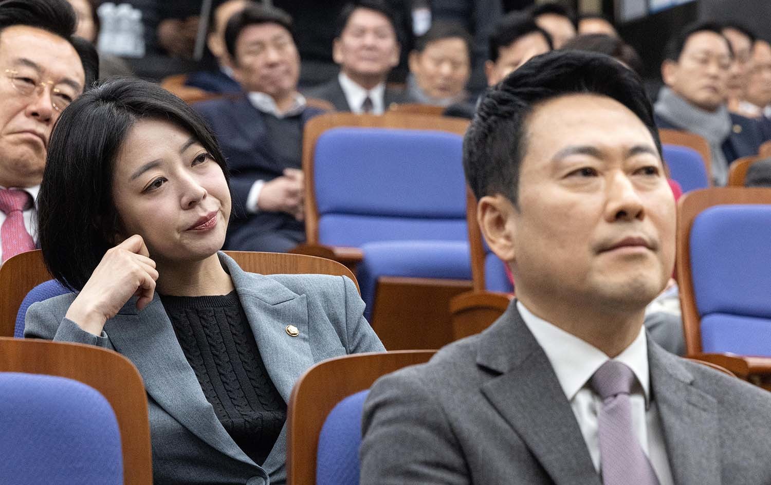 배현진 국민의힘 의원이 23일 서울 여의도 국회에서 열린 의원총회에 참석해 있다. 배 의원 앞에 있는 남성이 장동혁 대표다. / 뉴스1