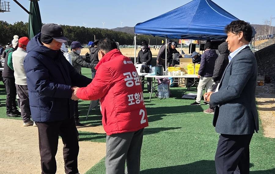 공원식 국민의힘 포항시장 예비후보 파크골프장 방문 모습/공원식 제공