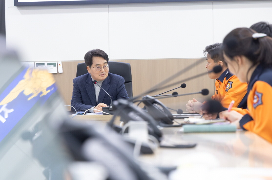 경기도 전역에 강풍주의보가 발령돼김동연 지사가 소방재난본부를 찾아 긴장을 놓지 말기를 당부했다. / 경기도