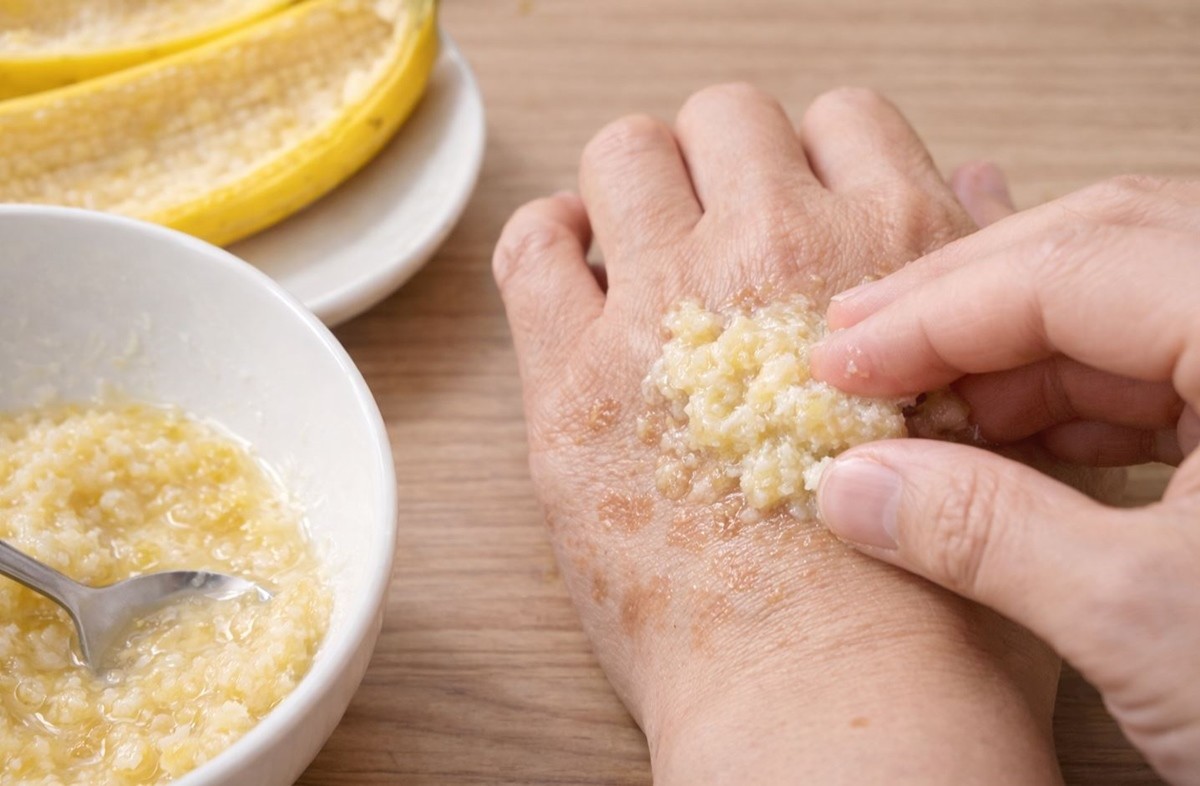 긁어낸 바나나 껍질 속에 식초를 넣어 섞은 반죽을 손등 검버섯 부위에 바르는 모습. 기사 이해를 돕기 위해 AI를 활용해 제작한 자료 사진입니다. 실제 모습과 다소 차이가 있을 수 있습니다.