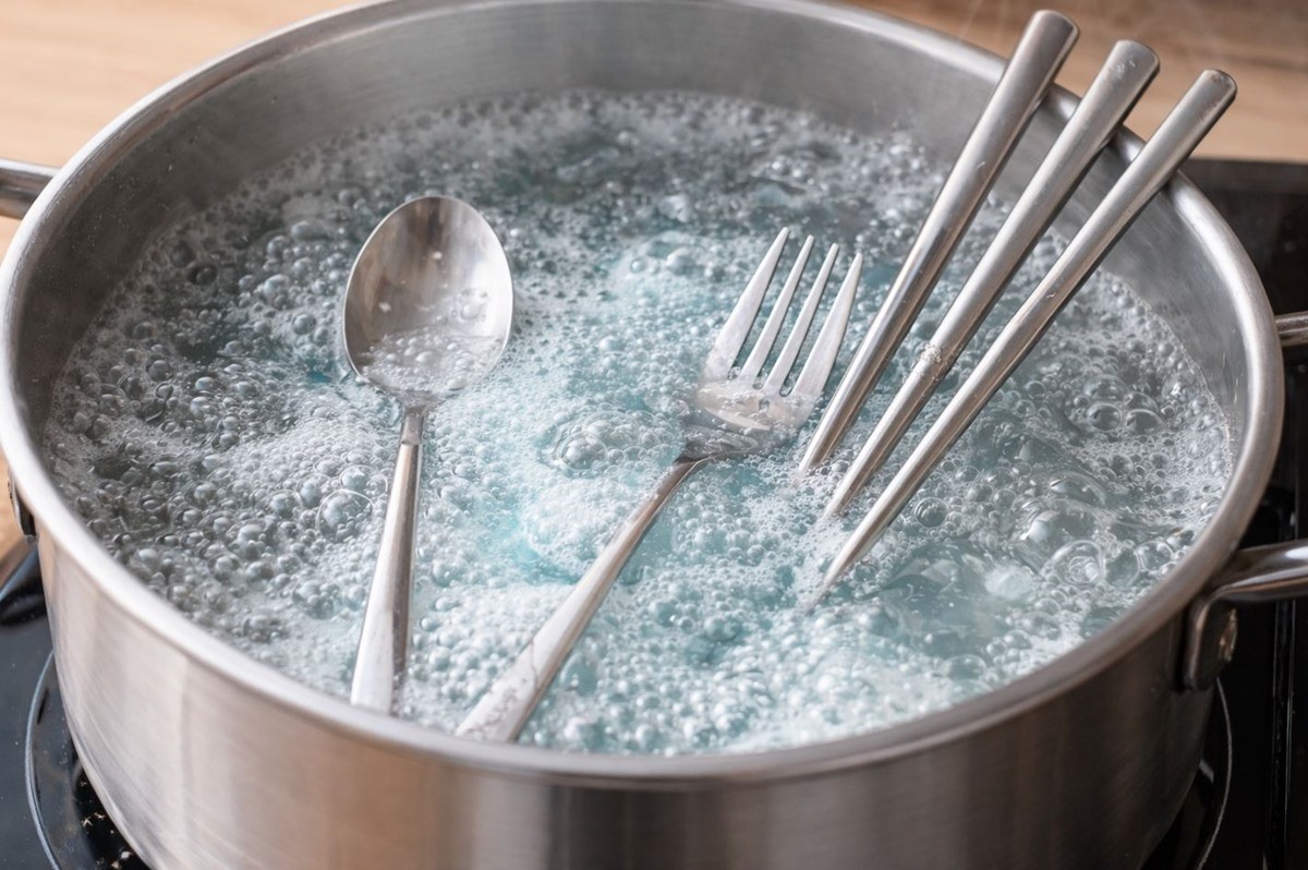 치약 등을 넣고 끓인 물에 숟가락, 젓가락, 포크를 넣은 모습. 기사 이해를 돕기 위해 AI를 활용해 제작한 자료 사진입니다. 실제 모습과 다소 차이가 있을 수 있습니다.