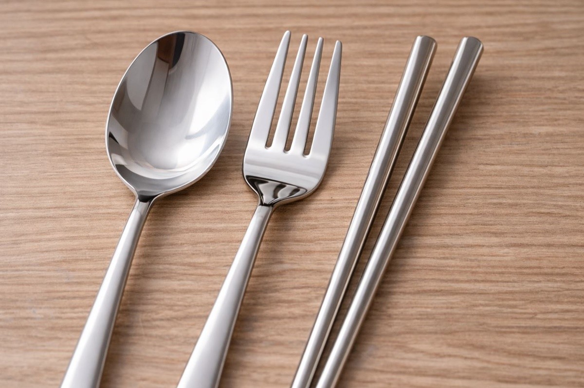 말끔하게 세척된 숟가락, 포크, 젓가락 모습. 기사 이해를 돕기 위해 AI를 활용해 제작한 자료 사진입니다. 실제 모습과 다소 차이가 있을 수 있습니다.