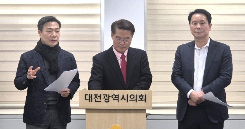 국민의힘 대전 동구·유성구·대덕구 당협위원장인 이택구·박경호·이상래 위원장은 23일 회견문을 통해 “절차적 정당성을 상실한 졸속·차별 통합법안 입법 폭주를 즉각 중단하라”고 촉구했다./사진=김지연 기자