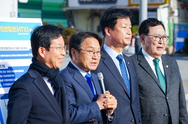 강기정 광주광역시장이 23일 오전 광주 송정역 광장에서 열린 '광주송정역 관련 통합특별법 현장 설명회'에서 광역교통체계 구축 방안 등을 설명하고 있다. 왼쪽부터 박병규 광산구청장, 강기정 광주시장, 박균택 국회의원, 김명수 광산구의회 의장./광주광역시 제공