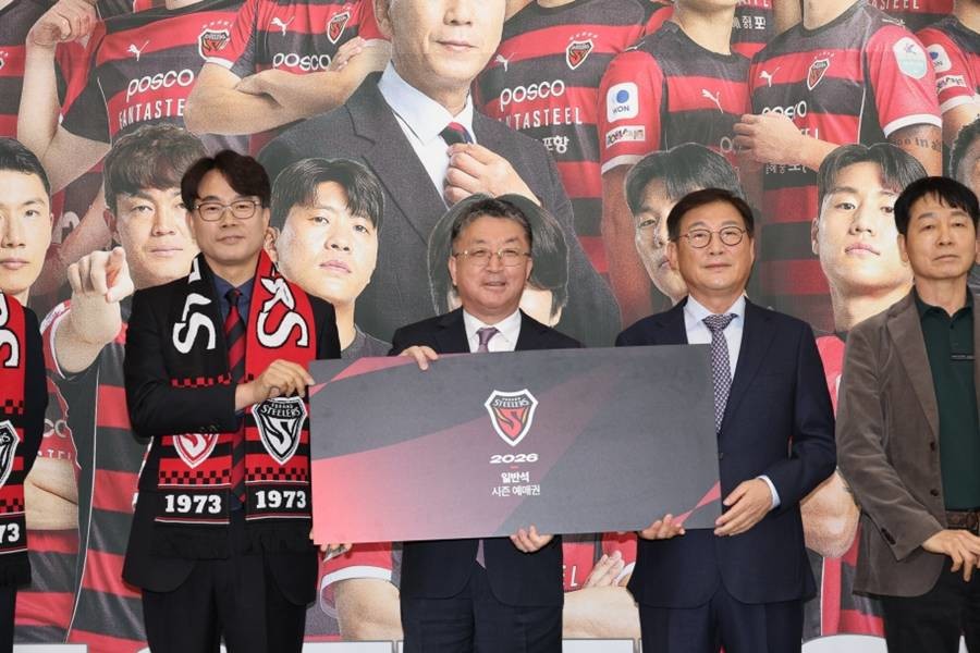 포항시는 23일 시청 로비에서 ‘2026년 포항스틸러스 시즌예매권 판매 행사’를 열었다/이하 포항시