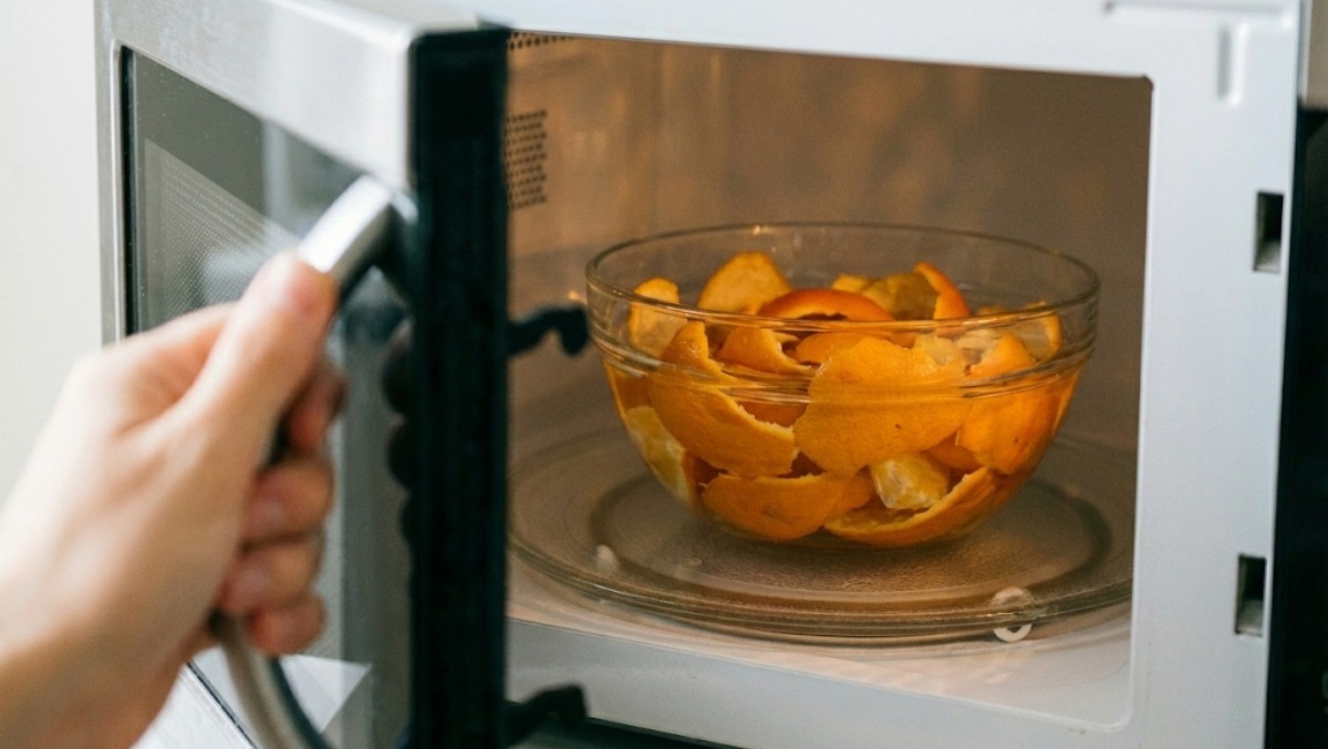 전자레인지에 귤껍질을 넣은 모습 / 기사 내용을 바탕으로 제작한 AI 이미지