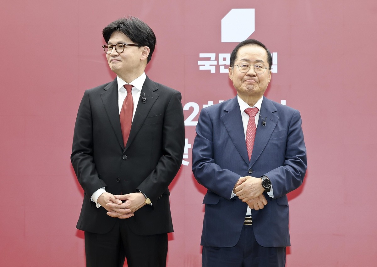 국민의힘 한동훈 대선 경선 후보와 홍준표 대선 경선 후보가 지난해 4월 23일 제21대 대통령 후보자 선출을 위한 2차 경선 토론회 미디어데이에서 포즈를 취하고 있다. / 뉴스1
