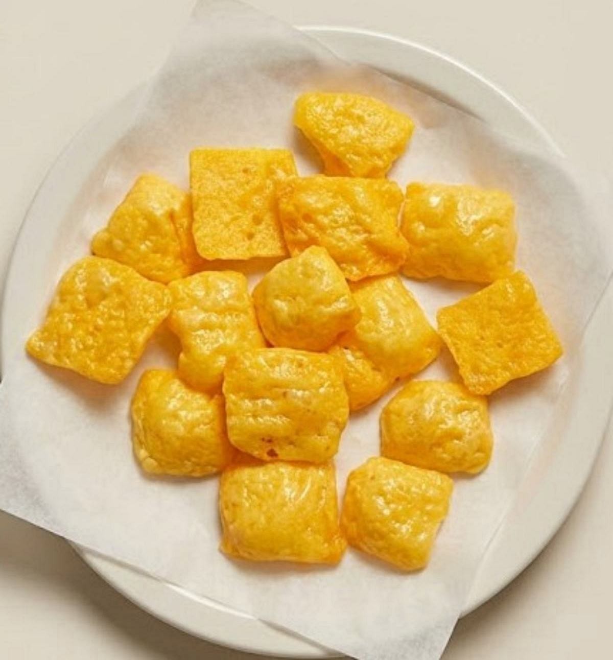 손쉽게 완성된 치즈 간식 또는 안주. 기사 내용 토대로 AI툴 활용해 제작한 자료사진.