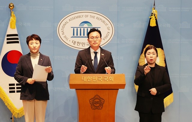 전진숙 국회의원과 함께 국회 기자회견.