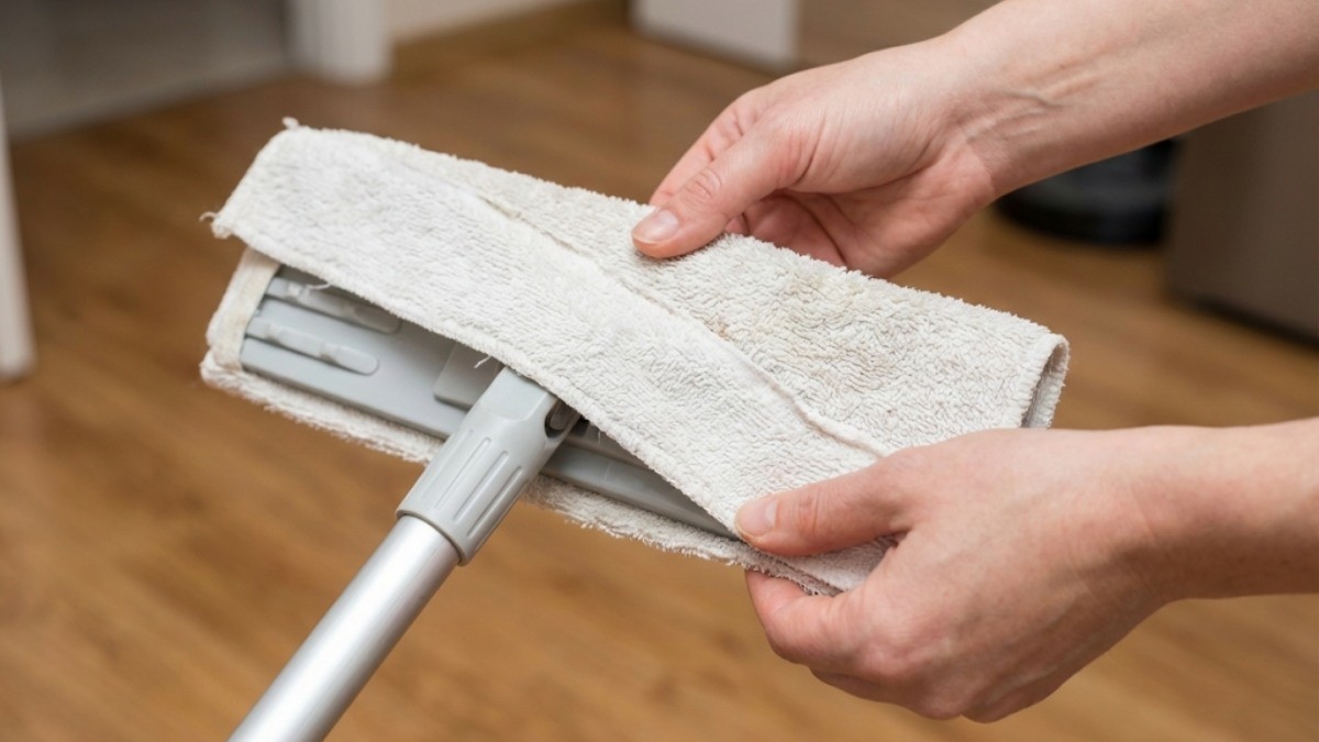 수건을 밀대에 활용한 모습 / 기사 내용을 바탕으로 제작한 AI 이미지