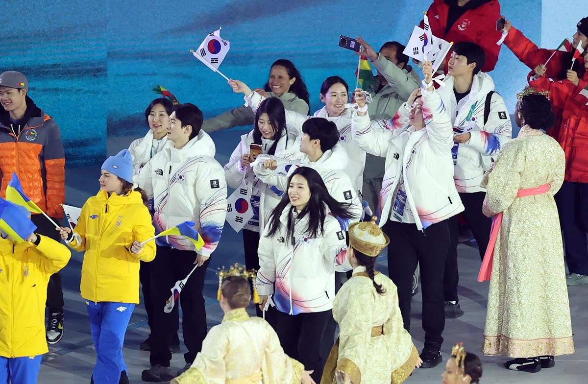22일(현지시간) 이탈리아 베로나 올림픽 아레나에서 열린 2026 밀라노·코르티나담페초 동계올림픽 폐회식에 대한민국 선수단이 입장하고 있다. / 뉴스1
