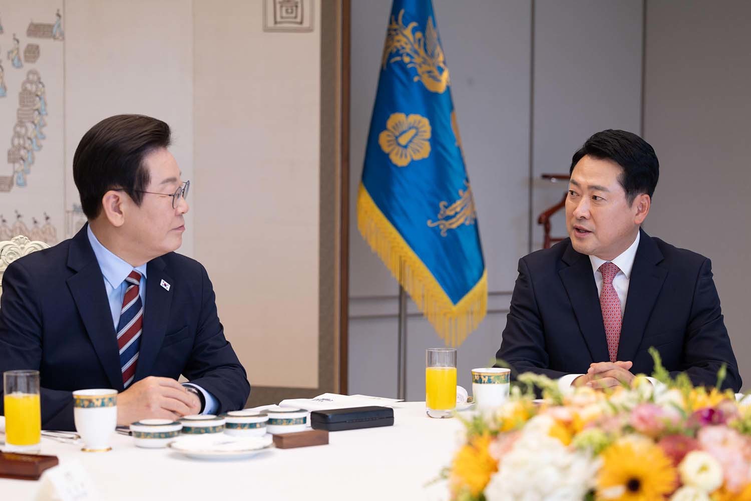 이재명 대통령이 2025년 9월 8일 서울 용산 대통령실 청사에서 열린 여야 지도부 오찬 회동에서 장동혁 국민의힘 대표의 발언을 듣고 있다. / 대통령실(현 청와대) 제공