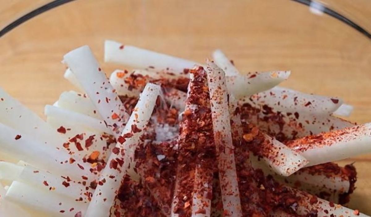 생미역무침에 들어가는 무, 양념하기. / MBN '알토란'