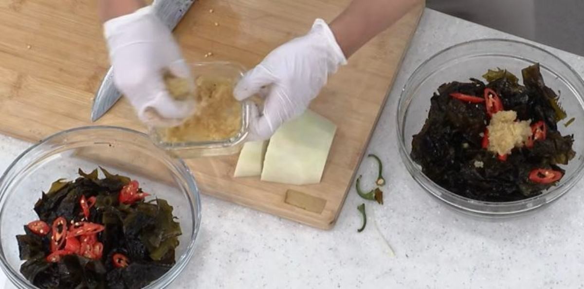 다진 마늘로 생미역무침 감칠맛 잡기. / MBN '알토란'