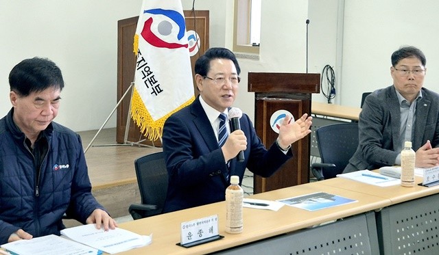 김영록 전라남도지사가 23일 한국노총 광주지역본부에서 전남·광주 행정통합과 관련, 현장 목소리를 반영해 특정 지역이나 단체, 일개인에게까지도 손해나 피해를 주지 않도록 지혜를 모으겠다는 의지를 밝히고 있다.