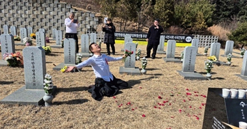 대전현충원 무후광복군묘지에서 한대수 아시아1인극협회 대표가 독립군 진혼(鎭魂)굿 특별헌정 퍼포먼스를 펼치고 있다. / 우문명TV