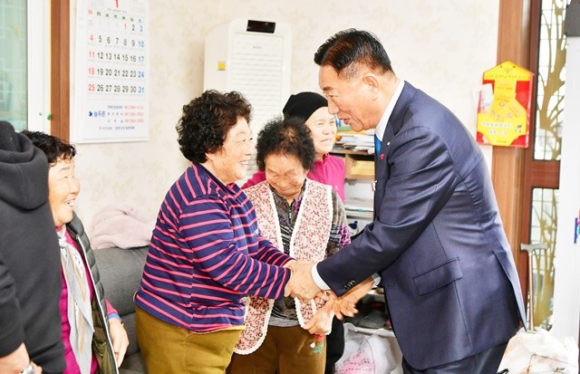 김한종 장성군수가 민생 현장의 애로사랑을 살피기 위해 마을을 방문했다. 장성군 제공