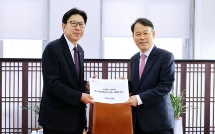 박형준 부산시장이 23일 국회를 방문해 윤한홍 국회 정무위원장에게 부산 금융중심지 관련 건의문을 전달하고, 정무위원회 소속 국민의힘 의원들과 잇달아 면담을 진행했다. / 사진제공=부산시