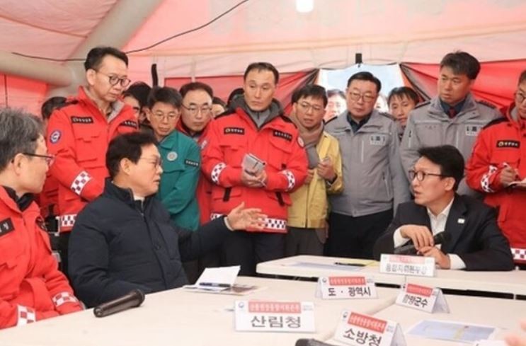 함양군 산불 현장 통합지휘본부에서 박완수 경남도지사와 김민석 국무총리 등 현장 관계자들이 주불 진화 등 향후 대응 방향을 논의하고 있다. / 사진제공=경남도