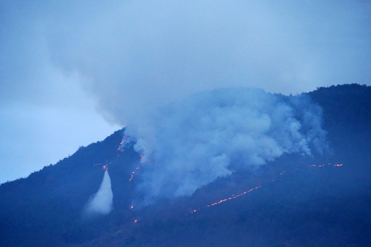 경남 밀양 산불 이틀째인 24일 오전 삼랑진읍 검세리 산불 현장에서 산림청 산불진화 헬기가 진화 작업을 벌이고 있다. / 산림청 제공, 뉴스1