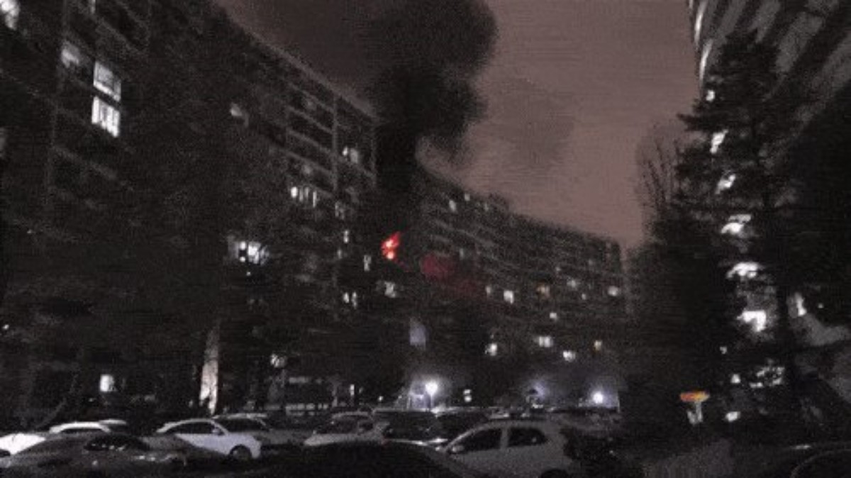 은마아파트 화재 사진. 소방 당국에 따르면 24일 오전 6시 18분께 은마아파트 8층에서 불이 났다는 신고가 접수됐다. 소방은 인력과 장비를 투입해 진화에 나섰고 화재 발생 약 1시간 18분 만인 오전 7시 36분께 불을 완전히 껐다. / 연합뉴스 독자 제공, 연합뉴스