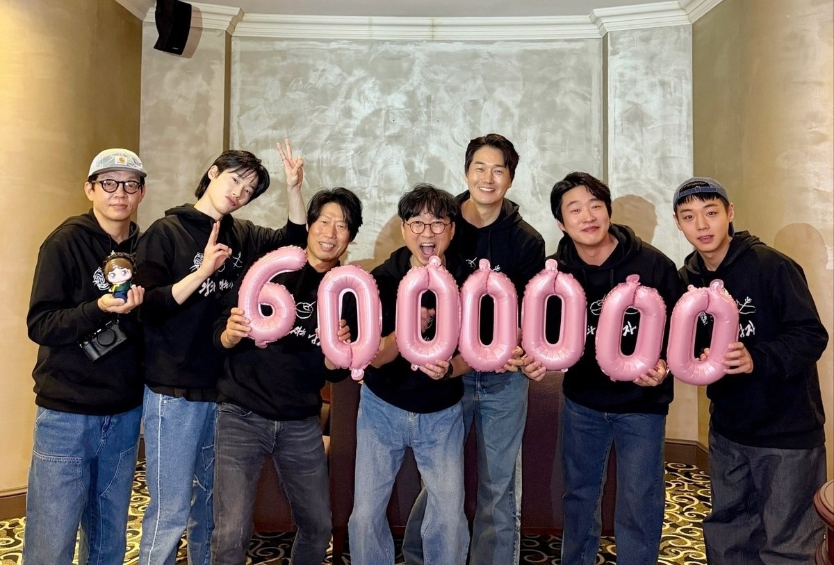 장항준 감독과 출연 배우들이 영화 '왕과 사는 남자'의 600만 관객 돌파를 자축하고 있다. / 쇼박스 제공