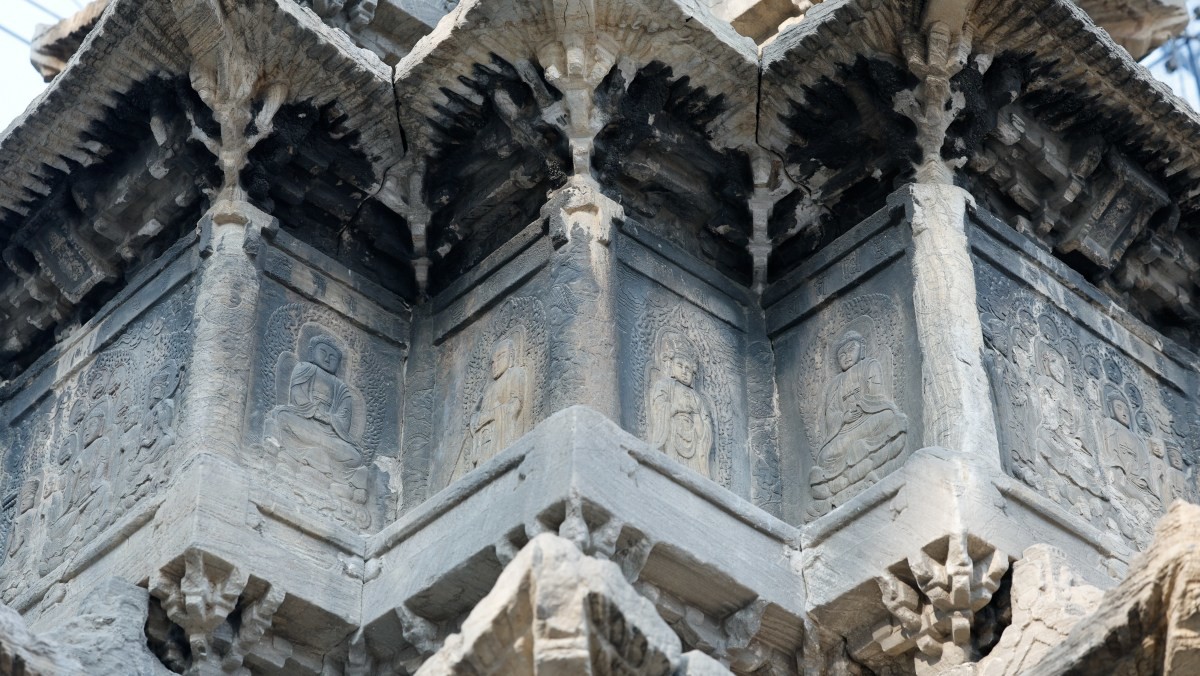 지난 20일 오후 서울 종로구 탑골공원에서 1999년 유리보호각 설치 이후 27년 만에 처음으로 원각사지 십층석탑 내부가 공개되고 있다. / 뉴스1