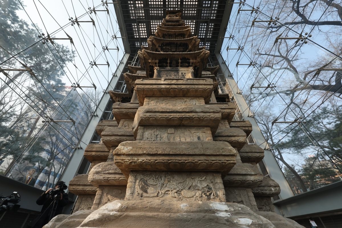 20일 오후 서울 종로구 탑골공원에서 1999년 유리보호각 설치 이후 27년 만에 처음으로 원각사지 십층석탑 내부가 공개되고 있다. 종로구는 내달 4일부터 15일까지 공개하며 관람을 원하는 일반인은 서울시공공서비스예약을 통해 예약 접수를 하면 된다. / 뉴스1