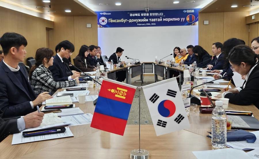 몽골 교육부와 몽골국립의과대학교 관계자들이 23일 경북도를 공식 방문해 K-뷰티를 비롯해 전통의학 및 보건의료 분야 교류·협력 방안을 논의했다./경북도